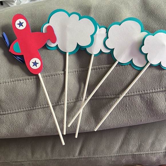 6 cupcake toppers and 5 table toppers - Picture 2 of 2